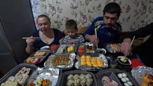 мукбанг РОЛЛЫ.