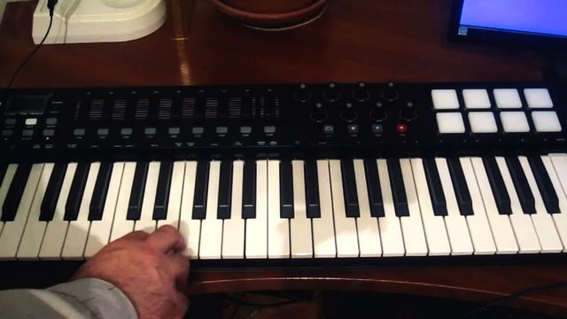 Распаковка M-Audio Oxygen 49 MK4, MIDI-клавиатура из разбитой коробки. Уцелела ли она, работает? смотреть онлайн