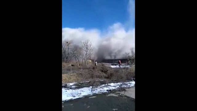 Падение башни рядом с экскаватором смотреть онлайн