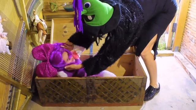 ДЕВОЧКА В ЛЕСУ ВСТРЕТИЛА ФЕЮ, ВЕДЬМУ И ГНОМИКА. Волшебные превращения смотреть онлайн