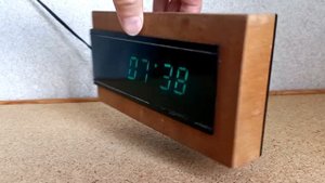 Часы настольные электронные "Электроника 6.15 М"  СССР 1991 года