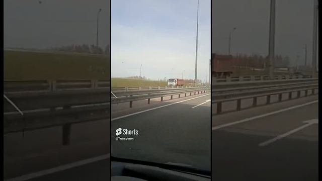 Грузовик потерял части башенного крана #shorts