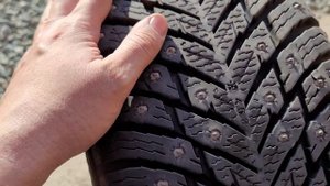 Шины Nokian Hakkapeliitta 10р после сезона эксплуатации.
