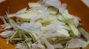 Салат с капусты и яблок с колбасой