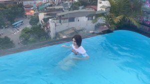 Кристина в бассейне Вьетнама