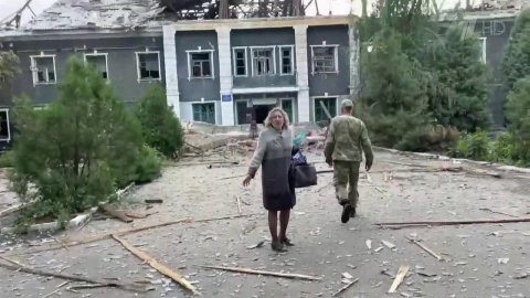 В Перевальске в результате массированного обстрела...листов пострадали семь человек, погиб подросток