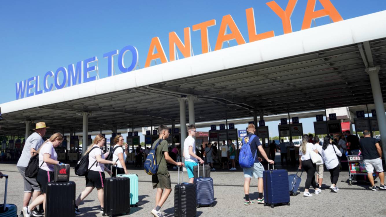 Коллапс в Анталье: российские туристы попали в капкан в Турции