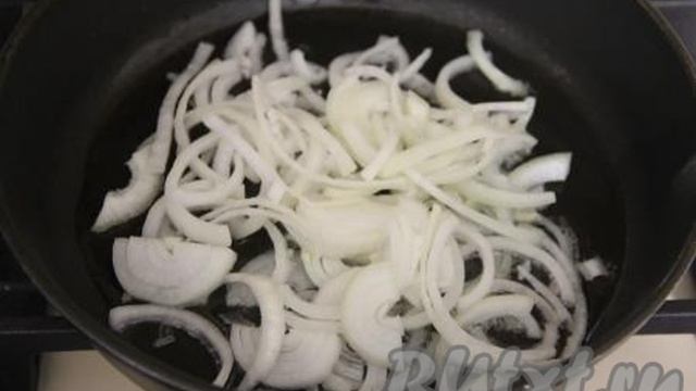 Салат с курицей, жареными шампиньонами и кукурузой