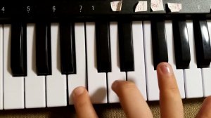 Страшная мелодия на пианино/синтезаторе.