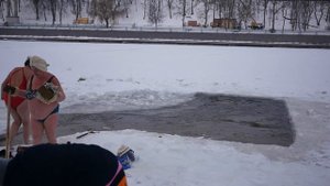 Купание в проруби, зимой. Купание в проруби. Swimming in the hole in the winter