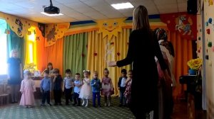 Песня Раз ладошка, два ладошка, я пока что не звезда - дети танцуют