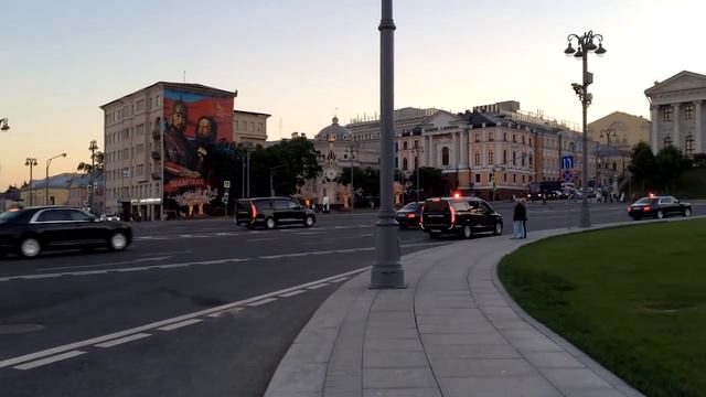 Колонна "Кортежей" покидает Кремль смотреть онлайн