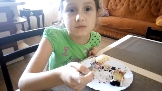 Торт бисквитный сметанный. Настя уплетает торт сделанный за 40 минут
