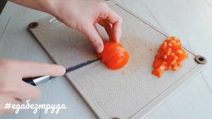 Вкусный салат с кукурузой -все нарезал и готово.