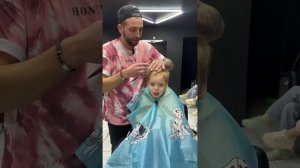 пацан кричит в парикмахерской( оригинал)