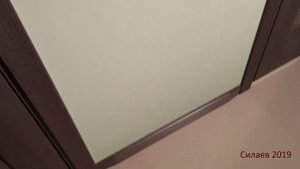 Примыкание толстого плинтуса к тонкому наличнику двери МДФ шпон
