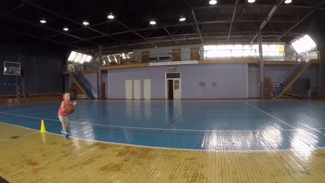 №98 - Баскетбол в 5 лет: 1-й раз забросил в большое кольцо в быстром отрыве, прыжки в длину с места смотреть онлайн