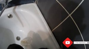 Замена старого герметика на новый в ванной комнате.