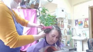 Раскручиваем химическую завивку.Сушим волосы.