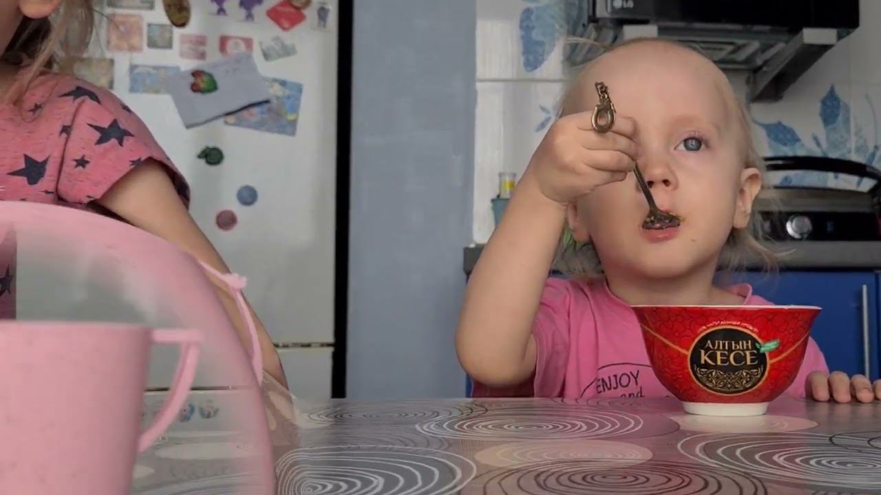 Ева обедает с сестрой смотреть онлайн