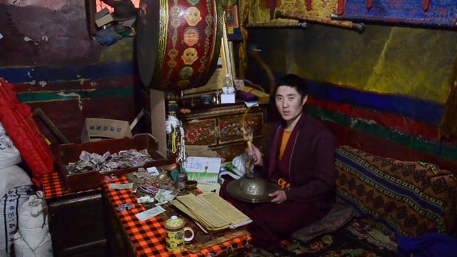 Монах в Тибетском Храме делает Пуджу. 2013 смотреть онлайн