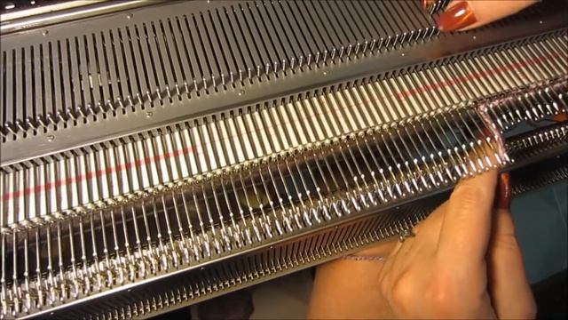 Как ввязать фактурную нить в полотно. #маринабехтер смотреть онлайн