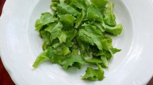 Салат со шпротами рукколой и овощами