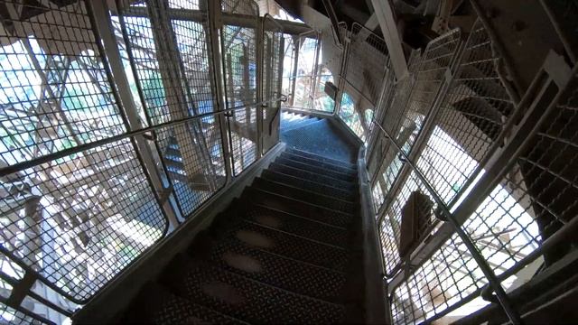 Как подняться на Эйфелеву башню без очереди на лифте и по лестнице. Магазины внутри Eiffel Tower смотреть онлайн