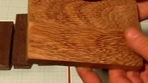 Накладки из экзотических пород дерева на рукоять ножа.