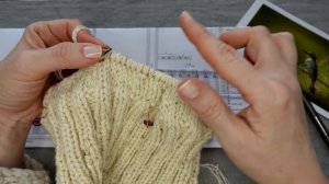 Шапка с косами на круговых спицах / Шапка спицами из толстой пряжи / Шапка с модной макушкой