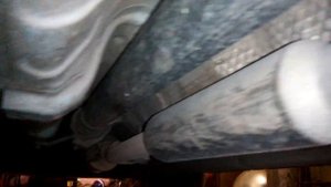 где стучит во время включения задней передачи?