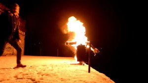 Жжём чучело на масленицу