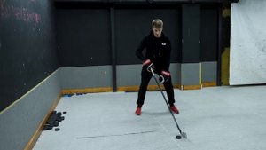 Как правильно держать клюшку? Дриблинг. Техники владения клюшкой.