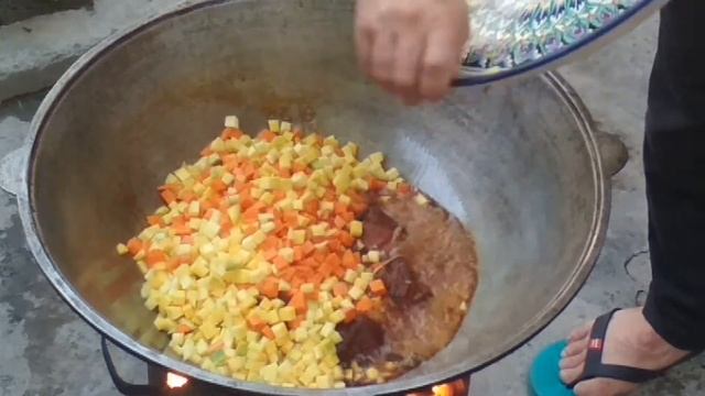 ПЛОВ УЗБЕКСКИЙ В КАЗАНЕ НА КОСТРЕ  Как правильно приготовить настоящий узбекский плов.