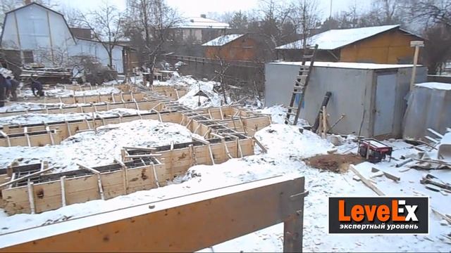 ЗАЛИВКА И УКЛАДКА БЕТОНА. Как разгрузить миксер и залить фундамент смотреть онлайн