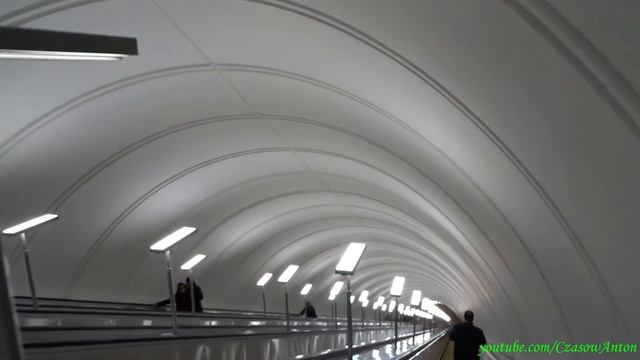 Metro w Moskwie, zejście do stacji Park Zwycięstwa / Метро в Москве, спуск на ст. Парк Победы смотреть онлайн