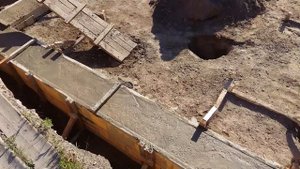 Ленточный фундамент сразу после заливки бетона в опалубку. Результат шести часов работы.