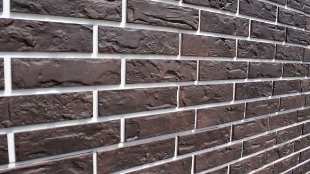 Фасад дома из пластиковых панелей под кирпич