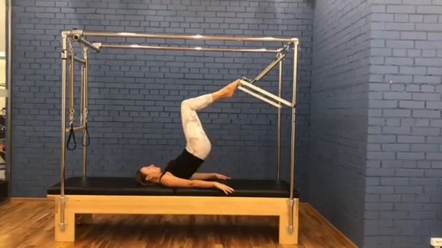 Bridging. Single leg circles. Пилатес. Кадиллак.