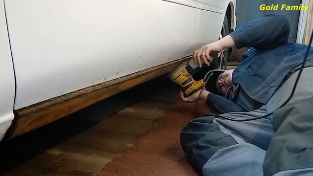 Toyota Corolla Тойота Королла, Красим пороги с нанесением антигравия. Предпродажная подготовка