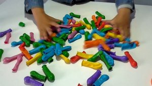 Делаем опыт с шариками и учим цвета. Детский видеоблог Алисы. Видео для детей про опыты и шарики