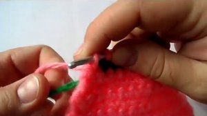 Вяжем крючком прихватку - клубничку