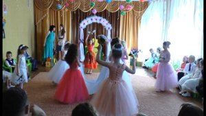 Танец девочек с тканью на выпускном в детском саду