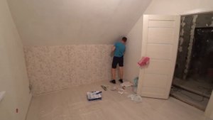 Клеим обои на втором этаже. Как давно мы этого не делали)
