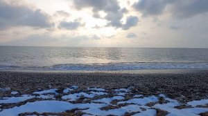 На берегу моря снежок...