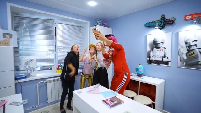 СТРАШНАЯ УЧИЛКА СТАЛА БОГАТОЙ ШКОЛЬНИЦЕЙ ПАРНИ ВСЕ ИСПОРТИЛИ! смотреть онлайн