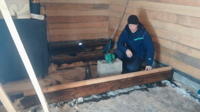 Постелил пол в новой бане, и сразу вид другой.