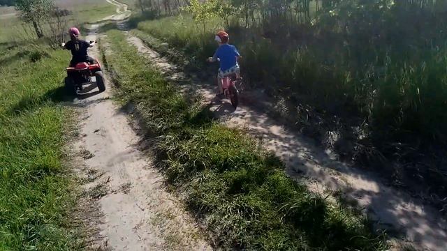 Влосипед против электро квадроцикла - катаемся на даче у сестрички смотреть онлайн