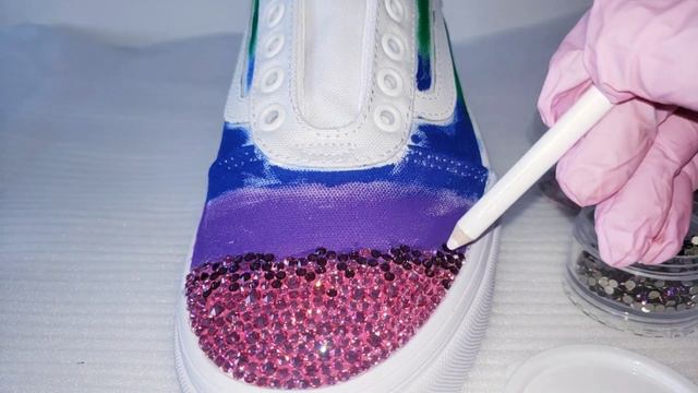 DIY Paint & Swarovski Crystals On Vans!! смотреть онлайн
