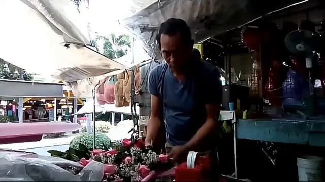 #FarmersGardenCubao  pink roses with wrapping @ arm bouquet by Joven Acogido the making смотреть онлайн